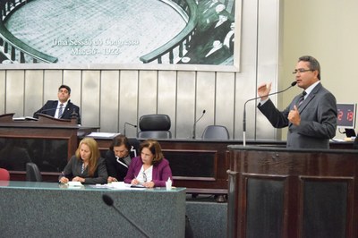 Deputado Francisco Tenório discursa na tribuna.JPG