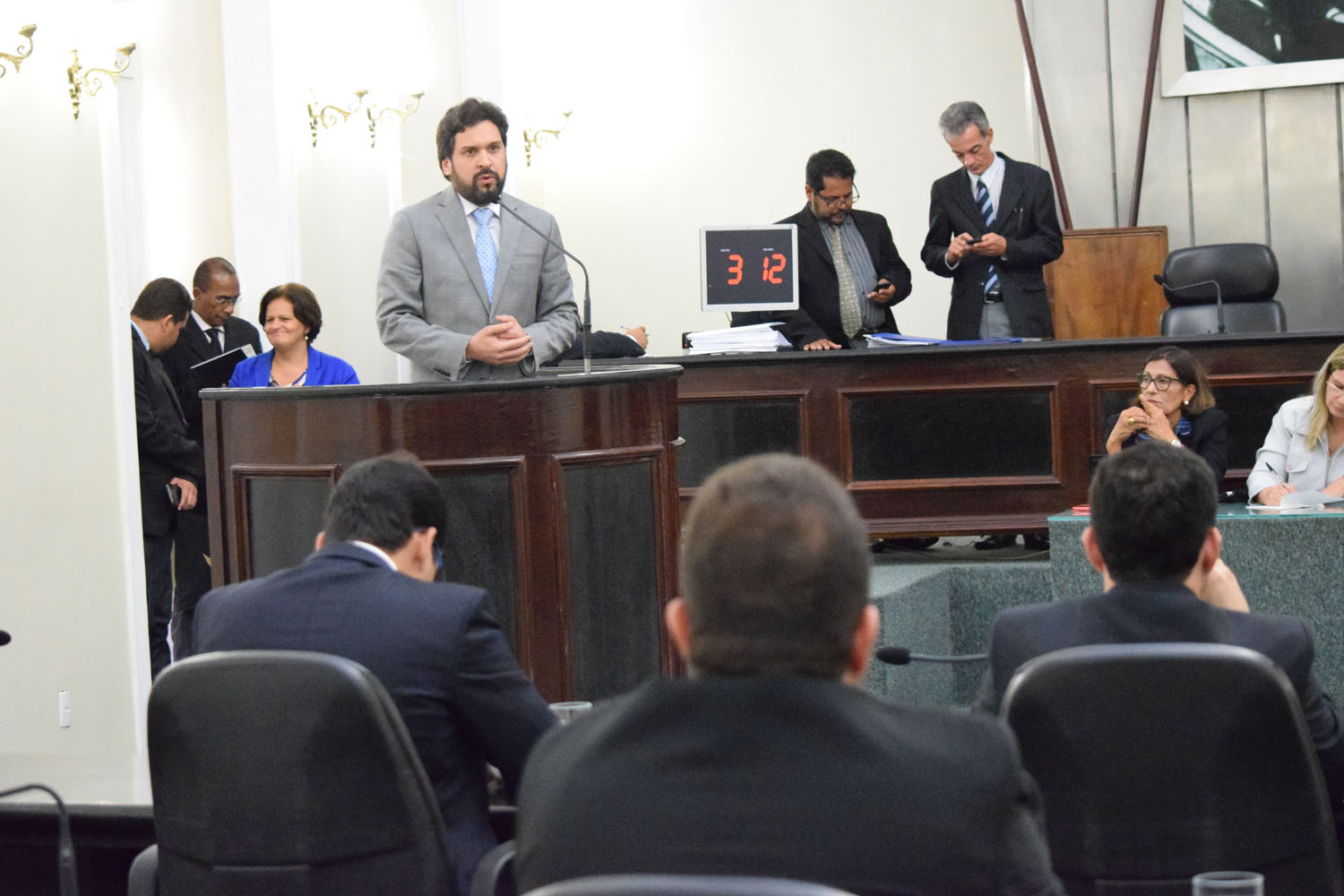 Deputado Isnaldo Bulhões durante discurso.JPG