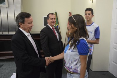 Presidente Luiz Dantas e vice-presidente Ronaldo Medeiros cumprimentam jovens parlamentares.jpg
