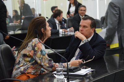 Deputados Sérgio Toledo e Jó Pereira conversam na plenária .JPG