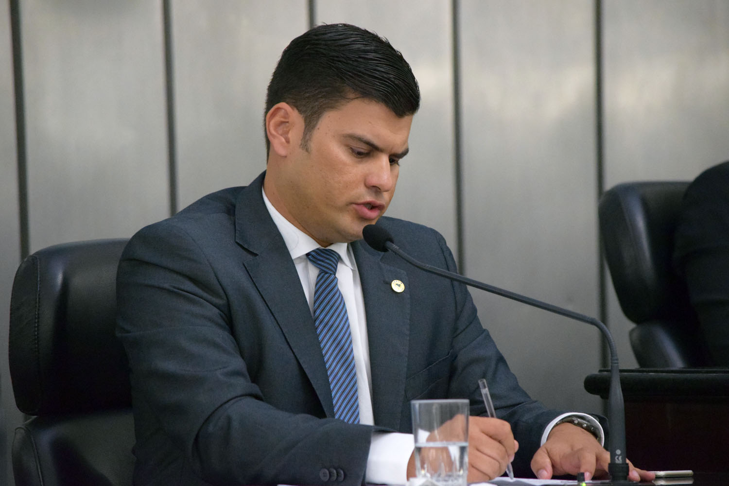 Deputado Jairzinho Lira assumiu a primeira secretaria da sessão de hoje .JPG