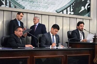 Mesa direto foi formada pelos deputados Marcos Barbosa, Jairzinho Lira e Isnaldo Bulhões.JPG