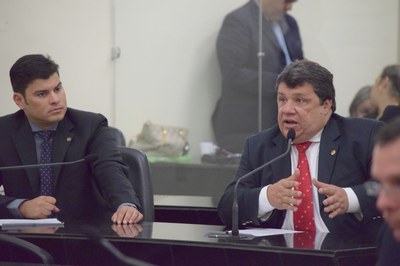 Deputado Jairzinho Lira atento as palavras de Edval Gaia.JPG