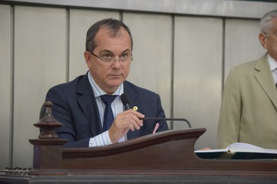 Deputado Ronaldo Medeiros presidiu a sessão desta terça.JPG