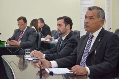 Deputados Tarcizo Freire e Bruno Toledo atentos aos debates.JPG
