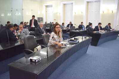 Sessão inciou com a presença de 14 deputados.JPG