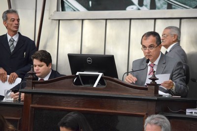 Sessão foi presidida pelo deputado Ronaldo Medeiros.JPG