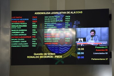 Painel eletrônico marcou a presença de 21 parlamentares.JPG