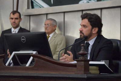 Deputado Isnaldo Bulhões presidiu a sessão desta quinta-feira.JPG