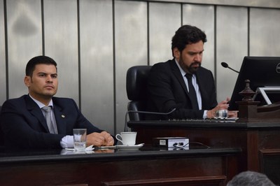 Mesa Diretora foi composta pelos deputados Jairzinho Lira e Isnaldo Bulhões.JPG