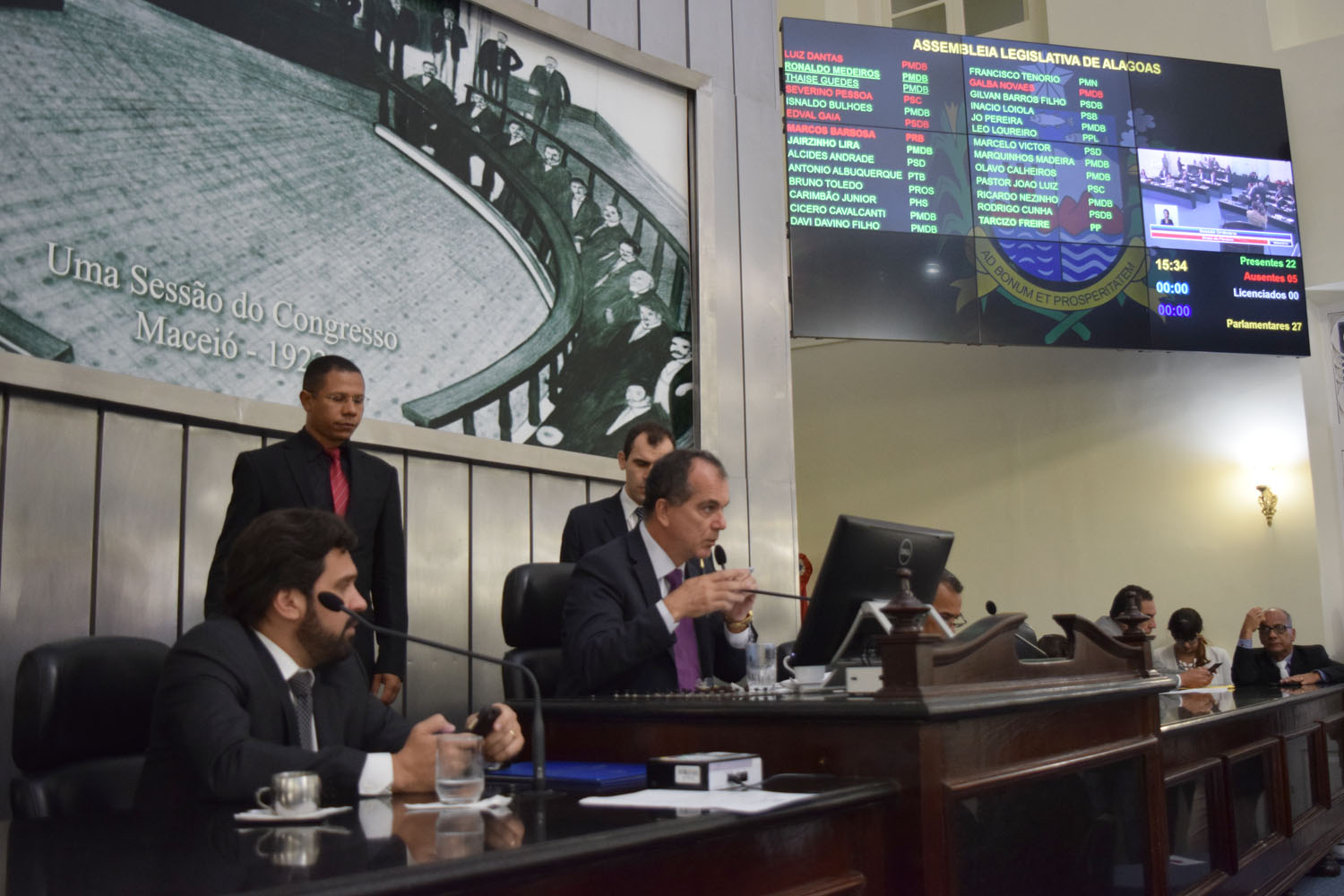Deputado Ronaldo Medeiros presidiu a sessão.JPG