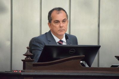 Deputado Ronaldo Medeiros presidiu a sessão.JPG