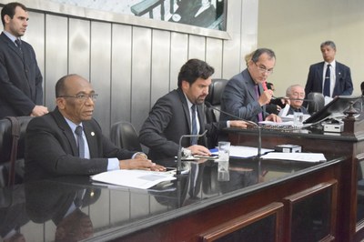 Mesa Diretora contou com a presença dos deputados convidados Antônio dos Santos e Luciano Bispo .JPG