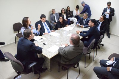 Deputados reunidos, na sala das comissões, discutem encaminhamento dos projetos.JPG