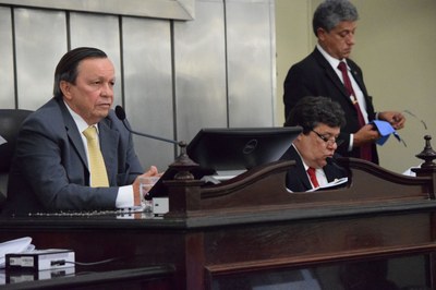 Deputado Luiz Dantas presidiu a sessão.JPG