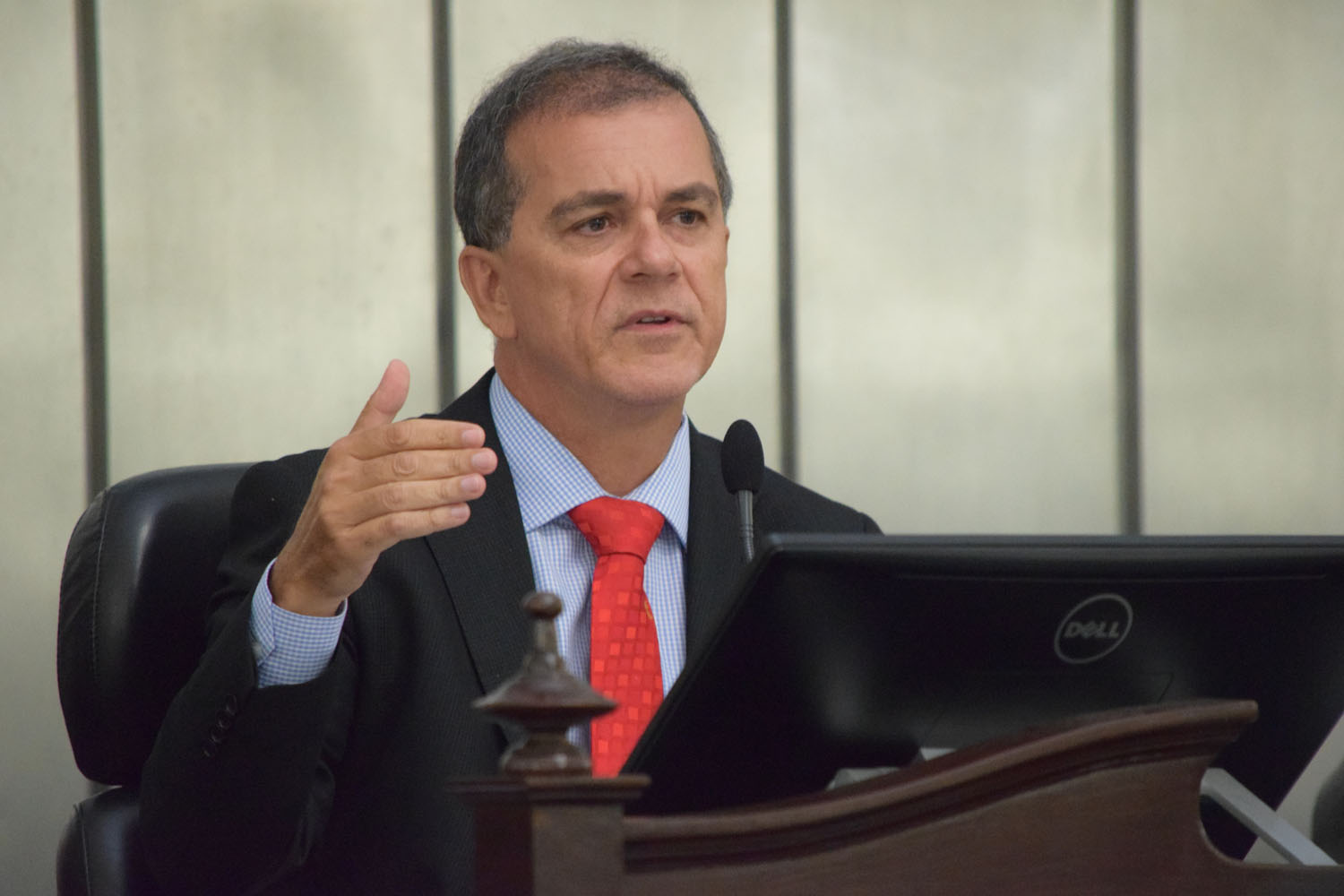 Deputado Ronaldo Medeiros presidiu a sessão.JPG