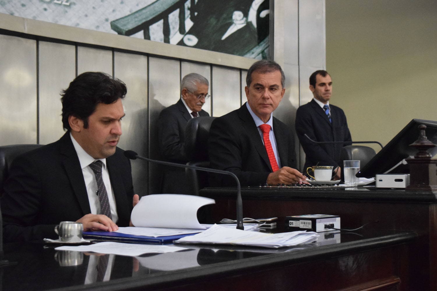 Deputados Isnaldo Bulhões e Ronaldo Medeiros conduziram a sessão desta terça-feira.JPG