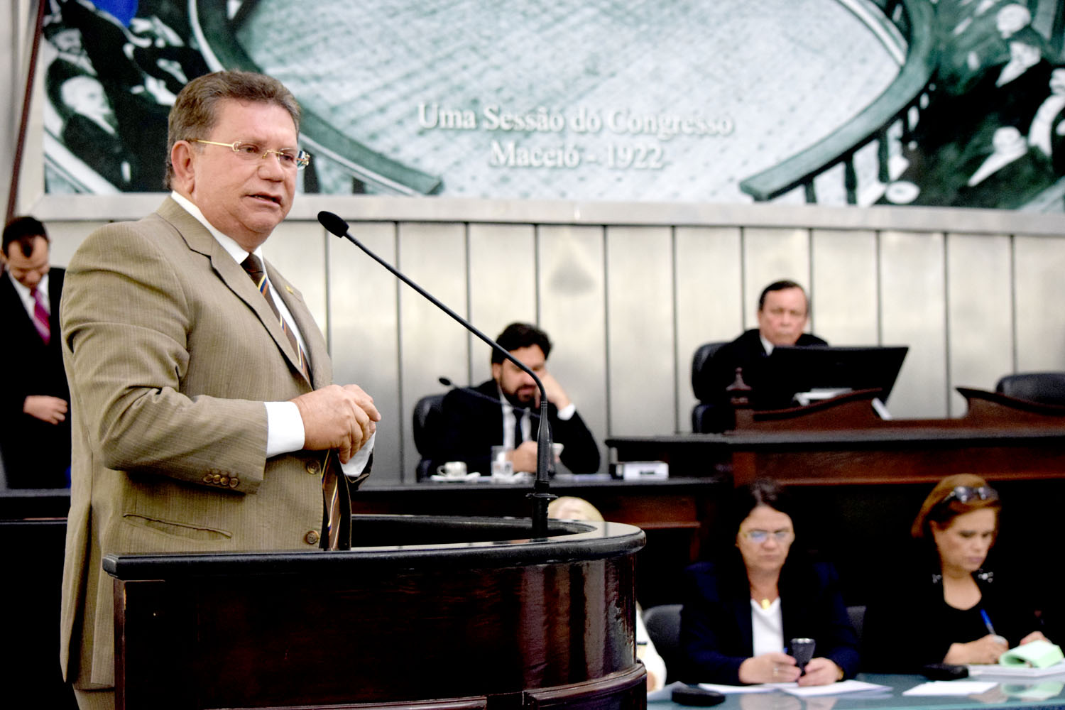 Deputado Cícero Ferro foi o primeiro a subir na tribuna da Casa.JPG