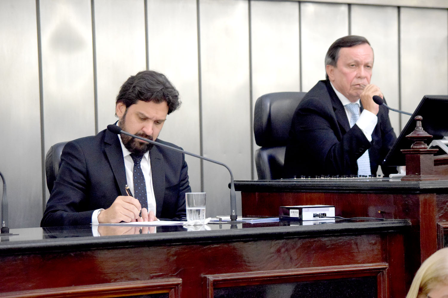 Mesa Diretora foi composta pelos deputados Luiz Dantas e Isnaldo Bulhões.JPG