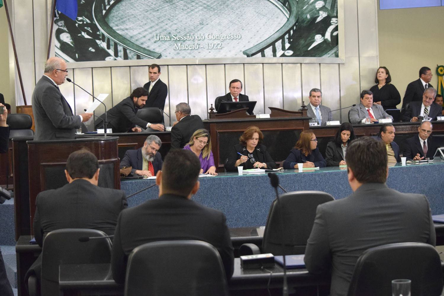 Deputados atentos ao discurso do secretário Fábio Farias.JPG