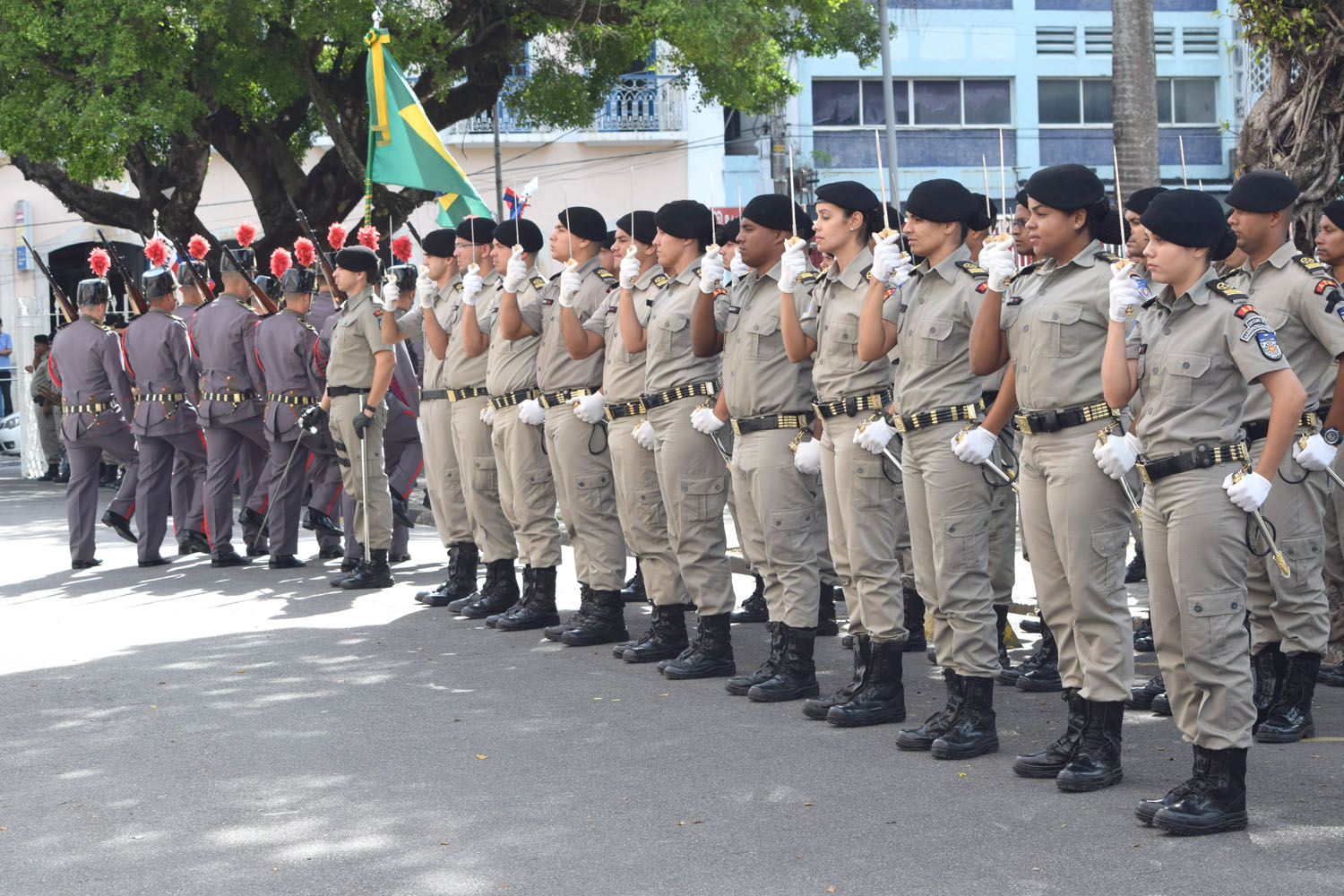 Polícia Militar aguarda autoridades .JPG