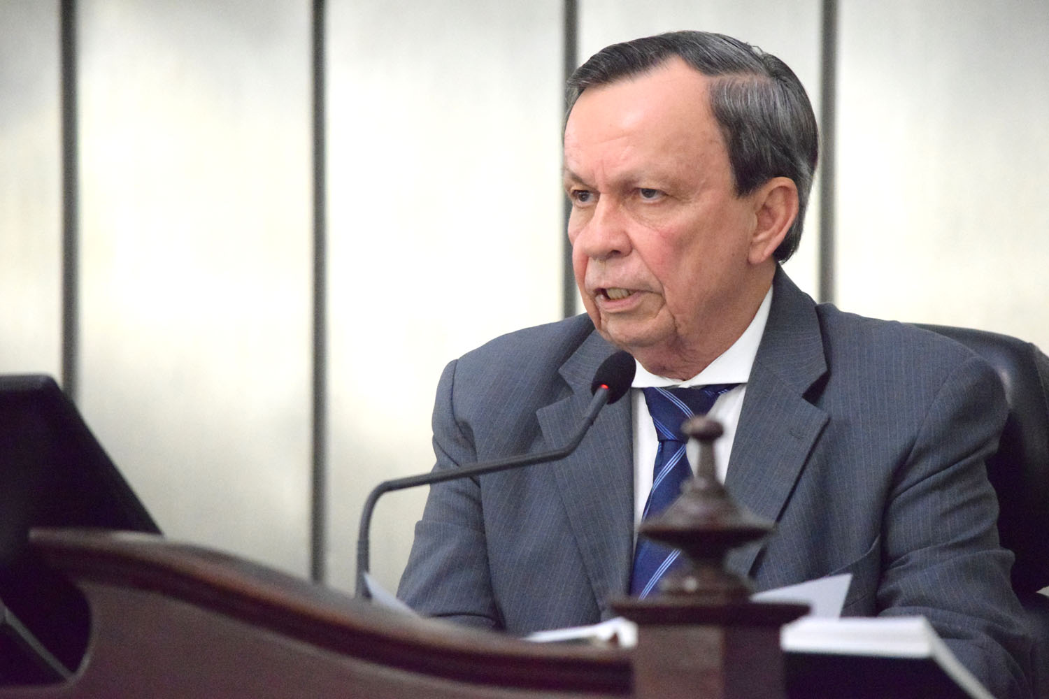 Deputado Luiz Dantas presidiu a sessão.JPG
