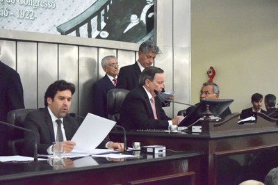 Mesa Diretora foi conduzida pelo presidente Luiz Dantas e o deputado Isnaldo Bulhões.JPG