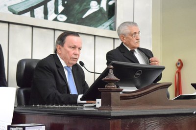 Deputado Luiz Dantas conduziu a sessão.JPG