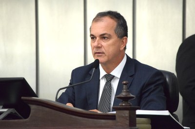 Deputado Ronaldo Medeiros presidiu a sessão.JPG