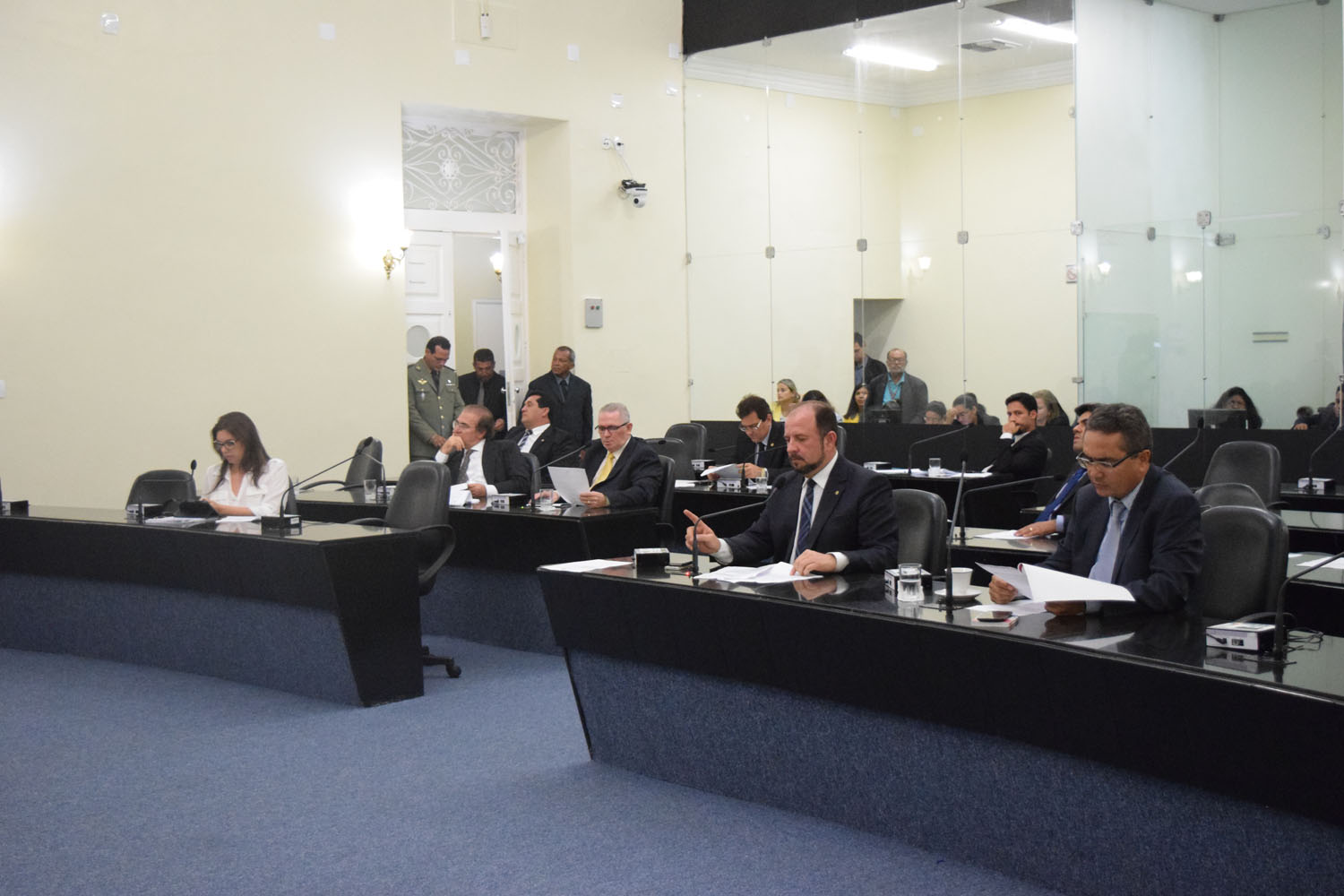 Sessão contou com a presença de dezesseis deputados.JPG