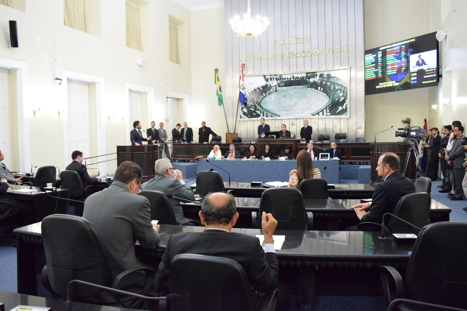 Sessão contou a participação de 19 deputados.JPG