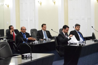 Quatorze deputados estiveram presentes na Sessão.JPG