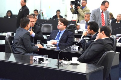 Sessão contou com a presença de 20 deputados.JPG