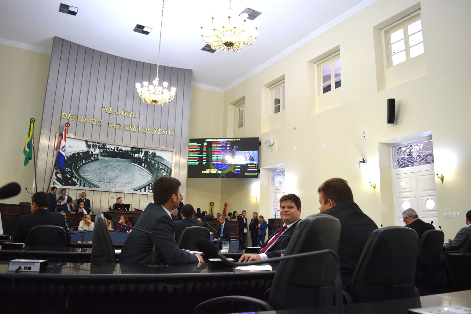 Sessão foi aberta com 10 deputados.JPG