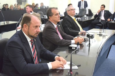 Deputados Antônio Albuquerque, Ronaldo Medeiros e João Luiz atentos a sessão.JPG
