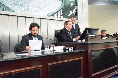 Sessão foi conduzida pelos deputados Isnaldo Bulhões e Luiz Dantas.JPG