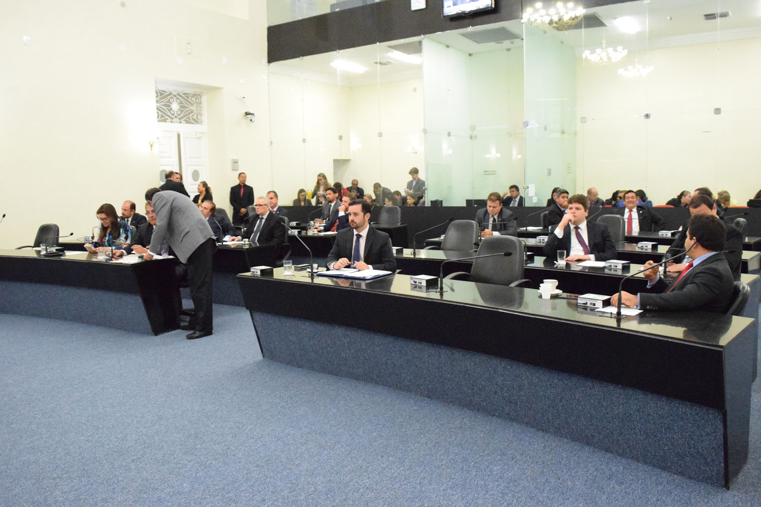 Vinte deputados compareceram a sessão.JPG