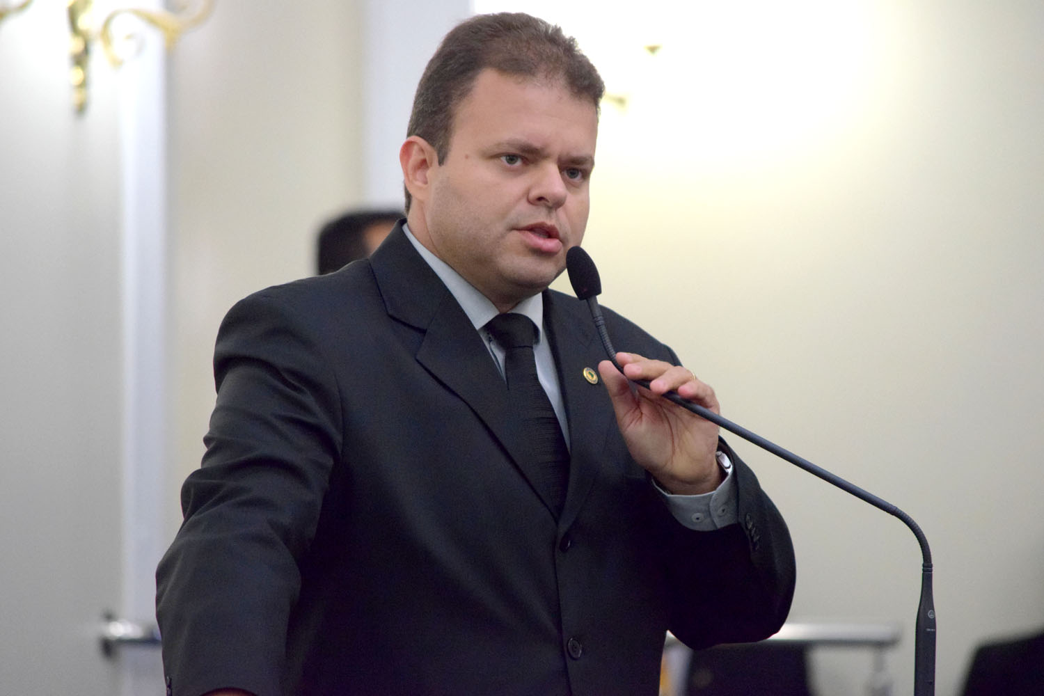 Deputado Léo Loureiro na tribuna.JPG