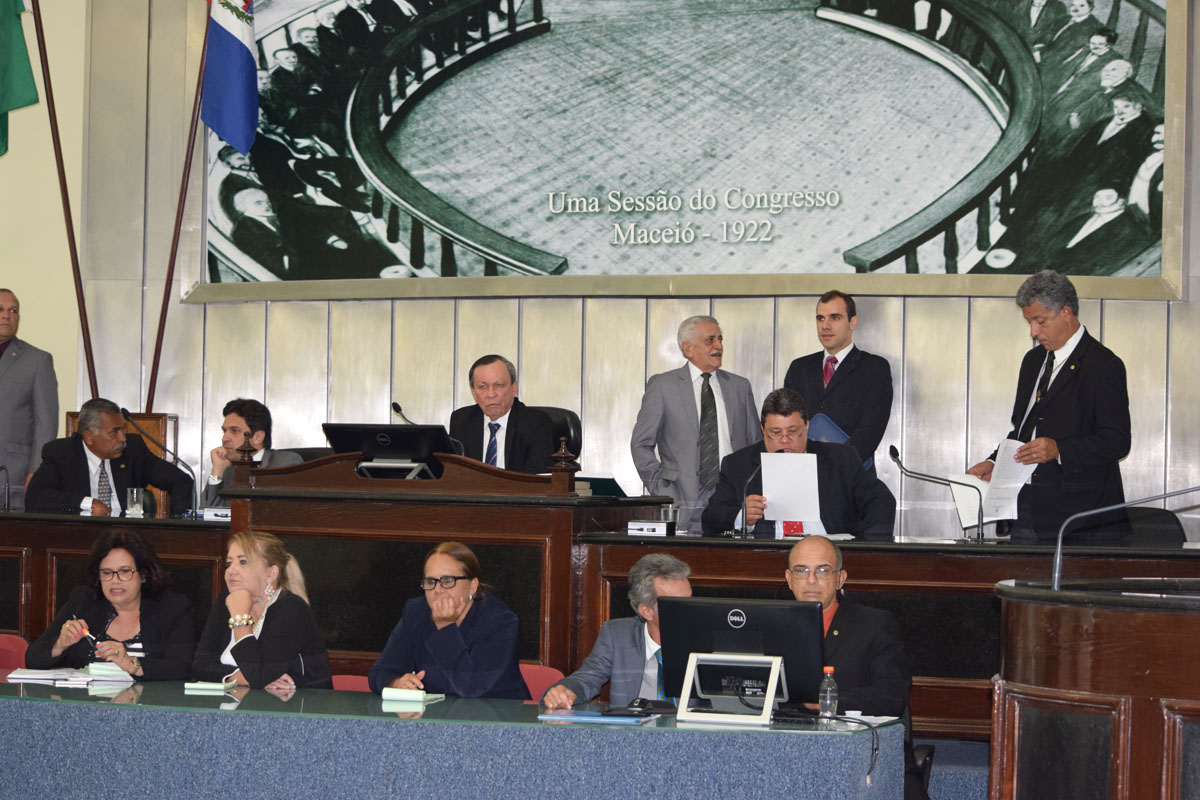 Mesa Diretora da Assembleia, presidida pelo deputado Luiz Dantas.jpg