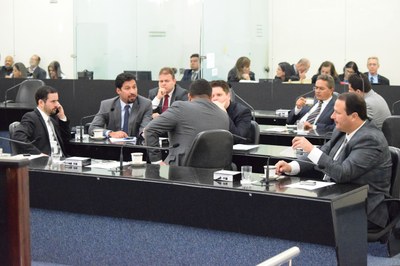 Sessão contou com a presença de 17 parlamentares.JPG