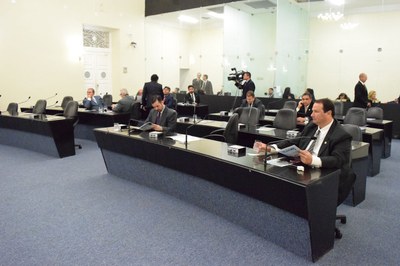 Sessão foi aberta com 12 deputados.JPG
