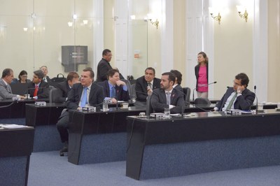 Sessão foi aberta com 11 deputados.JPG