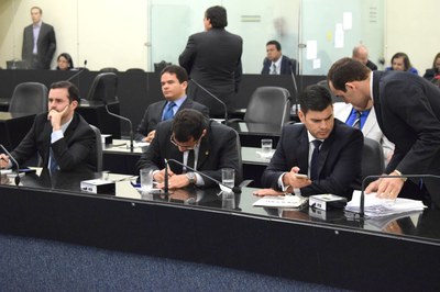 Deputado debatem projetos.JPG