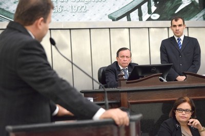 Presidente Luiz Dantas atento ao discurso do deputado Léo Loureiro.JPG
