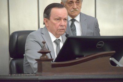 Luiz Dantas presidiu a sessão.JPG