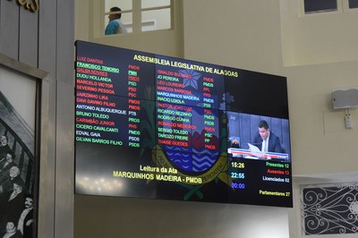 Painel marcou a presença de doze parlamentares.JPG