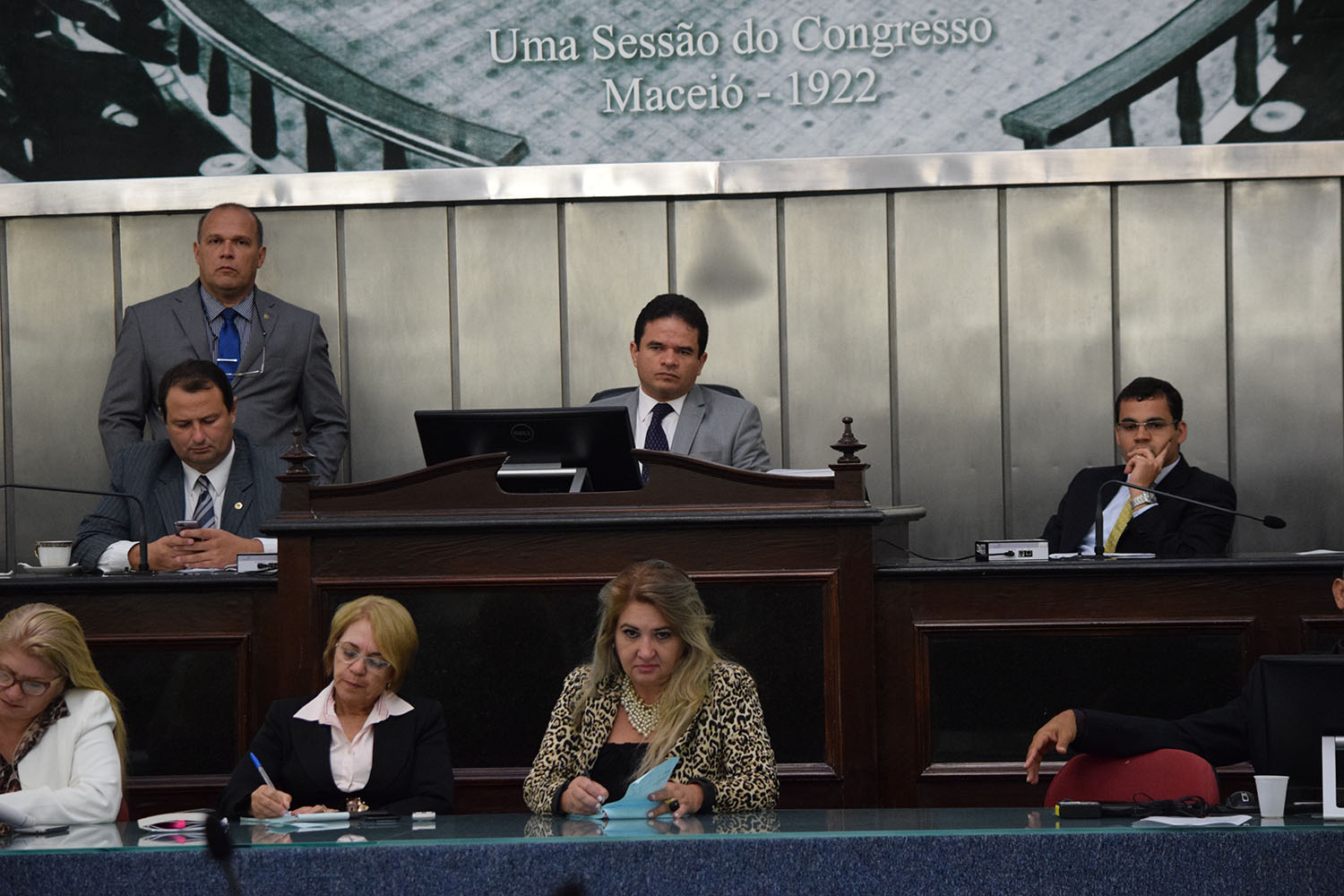 Sessão chegou a ser presidida pelo deputado Marcelo Victor.JPG