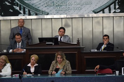 Sessão chegou a ser presidida pelo deputado Marcelo Victor.JPG