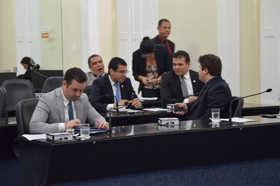 Sessão contou com a presença de 12 parlamentares.JPG