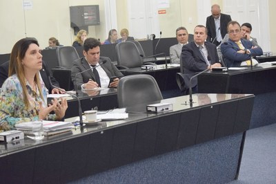 Parlamentares atentos ao aparte da deputada Jó Pereira.JPG
